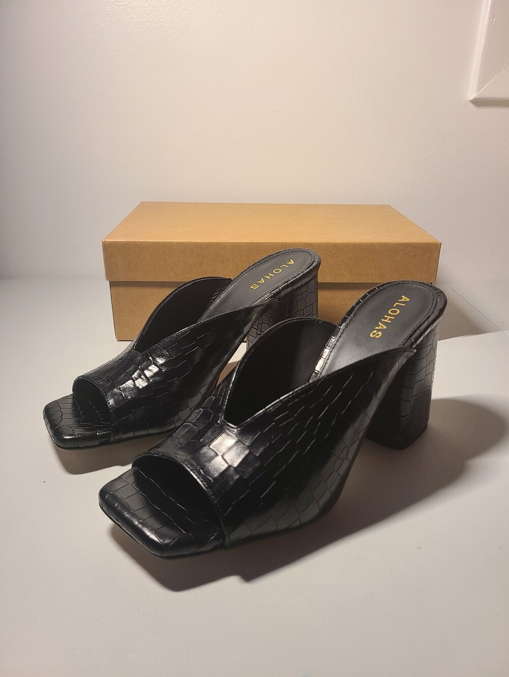 Alohas Black Croc-Embossed Frenchie Alli Black Womens Size 8.5 (39)